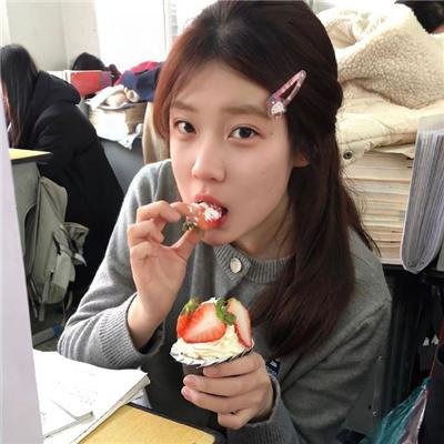 穿黄靴子的女孩
